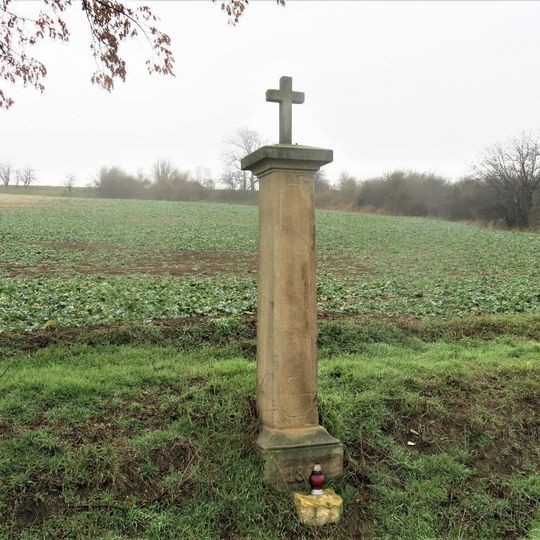 Kříž u silnice severně od Královic