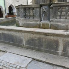 Kašna u Mariánského sloupu na náměstí Svornosti v Českém Krumlově