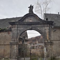 Socha bohyně úrody na bráně statku v Milešově