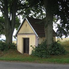 Kaplička u silnice západně od Horní Lhoty