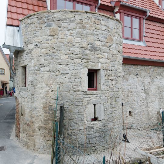 Verbauter Rest der Ortsmauer