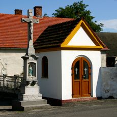 Kaplica przydrożna z XIX w. przy domu  nr 24a w Nowym Browińcu