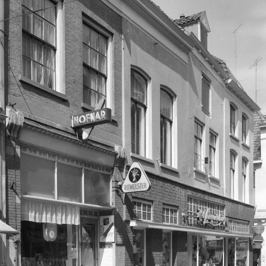 Huis onder schilddak