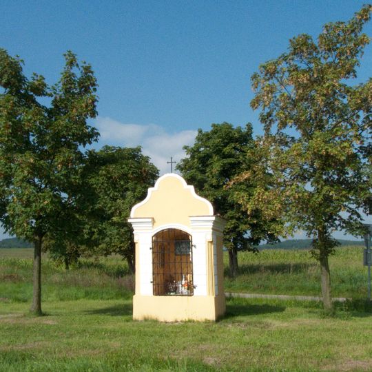 Kaplička na jižním okraji vsi