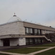 Корпус лектория с «Залом 100 фонарей» и «Пионерским кафе» с открытой террасой в подпорной стене из «рваного камня» (Гагаринский)