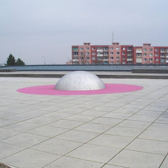 Kovová plastika před domem Zahradní 5305 v Chomutově