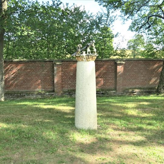 Sloup zastavení V. na křížové cestě v parku kláštera v Teplé