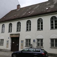 Niedriges Traufhaus