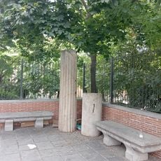 Dos columnas en la calle Conde Duque