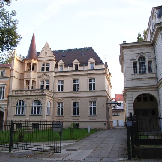 Wohnhaus mit Hofflügel, Vorgarten und Brunnenring sowie zwei Hofgebäude vom Turm südwärts Mühlweg 17