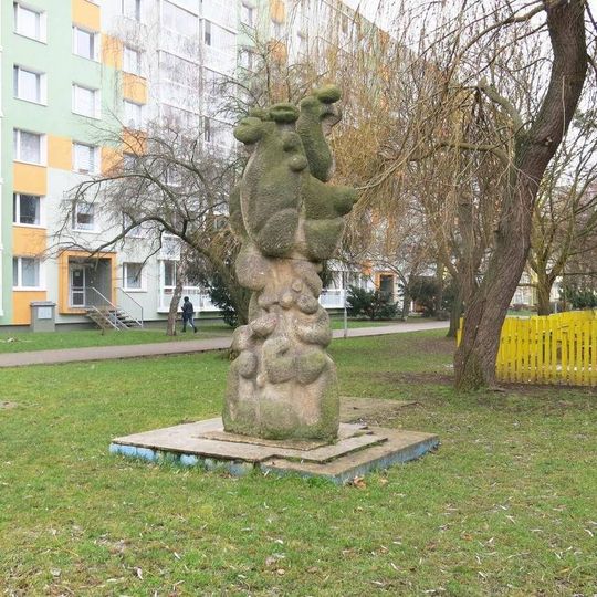 Kamenná plastika v parku na sídlišti Za Chlumem v Bílině