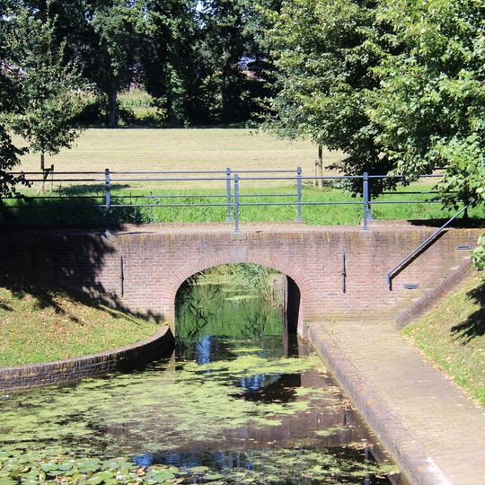 Heemstede: noordelijke brug tussen voorplein en singel