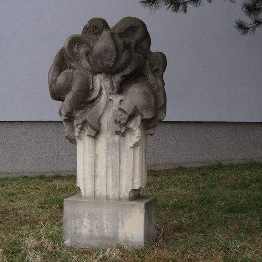 Kamenná plastika Květ v Revoluční ulici v Stráži pod Ralskem