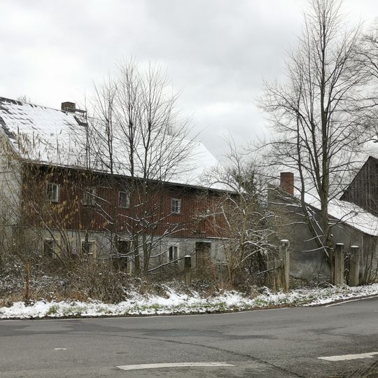 Wohnhaus und Scheune eines Zweiseithofes Dorfstraße 35