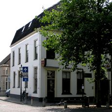 Huis met gepleisterde gevel met mansarde