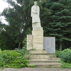 Pomník Masaryka a padlých ve světových válkách na břehu Javorky v Ostroměři