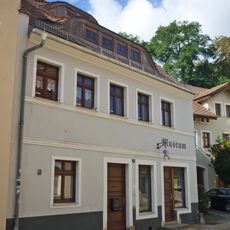 Wohnhaus in nach links geschlossener Bebauung, mit Hofflügel Rothenburger Straße 7