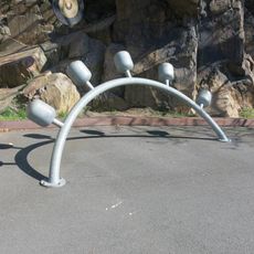 Kovová plastika Zvonkohra u přehrady v Kadani