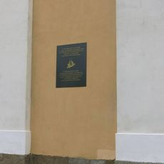 Pamětní deska Ferdinanda Kindermanna vpravo na kostele v Království