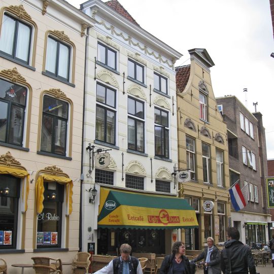 Pand met versierde kroonlijst