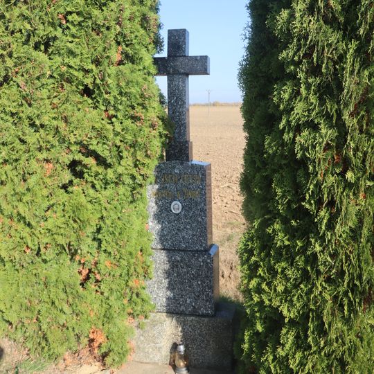 Kříž u silnice jižně od Krhova