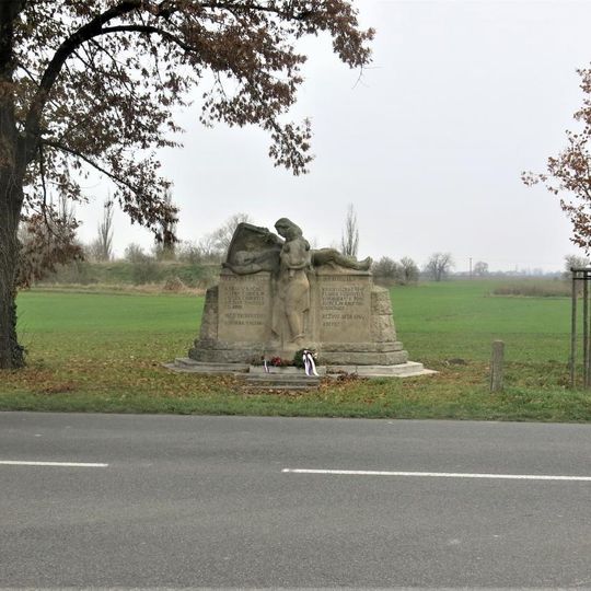 Pomník padlým u hlavní silnice v Drahelicích