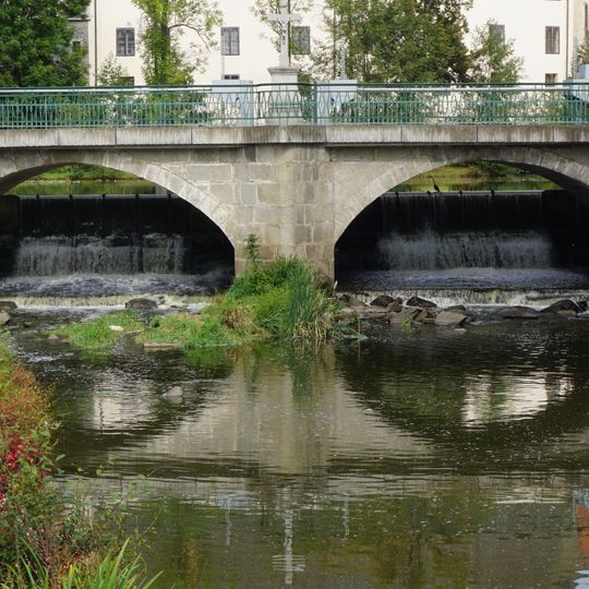 Most ulice Na Příkopech přes Lomnici v Blatné