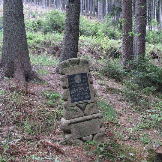 Kříž východně od Žernovníku v lese