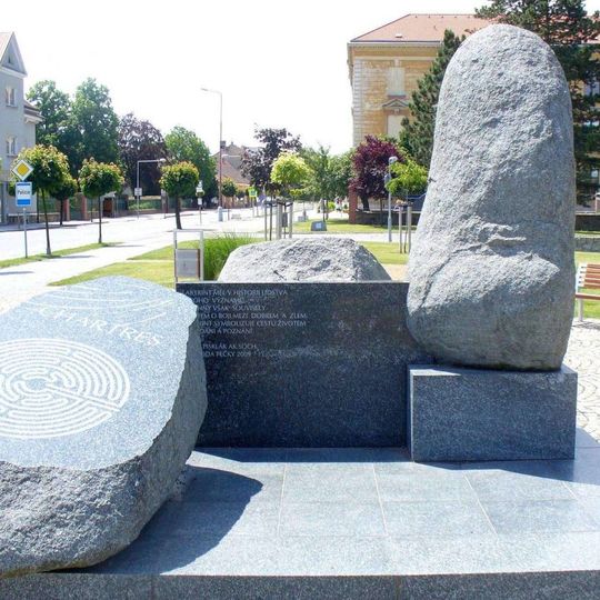 Pomník labyrintů na třídě Jana Švermy v Pečkách