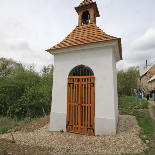 Kaplička se sochou svatého Jana Nepomuckého