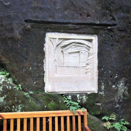 Reliéf na skále v areálu Bratrského oltáře severovýchodně od České Kamenice