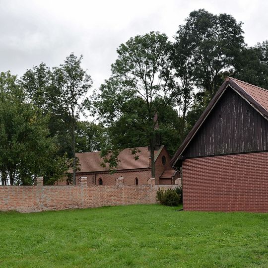 Ogrodzenie z 2 bramami