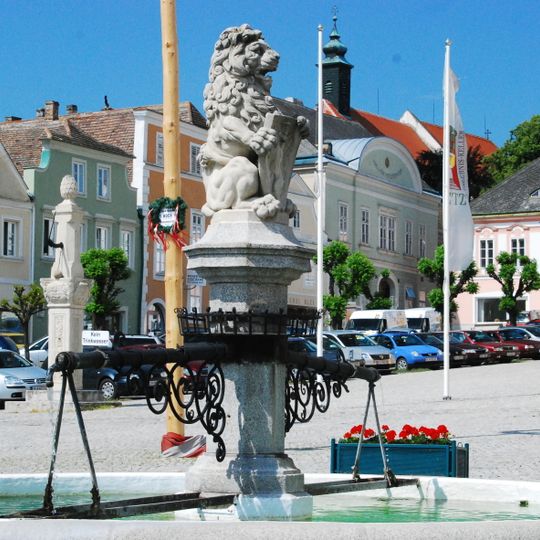 Retz Stadt Brunnen mit Löwen