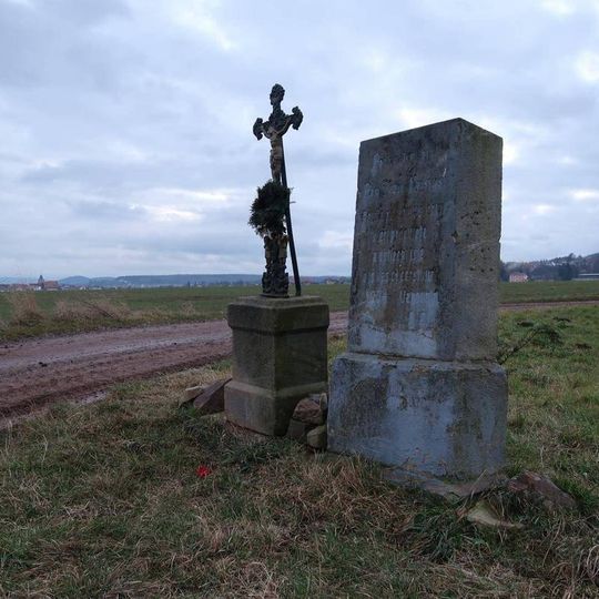 Podstavec pod kříž u polní cesty z Třenice do Drozdova