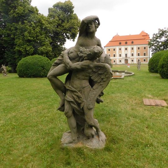 Socha Chronos a Selené v zámeckém parku ve Valči