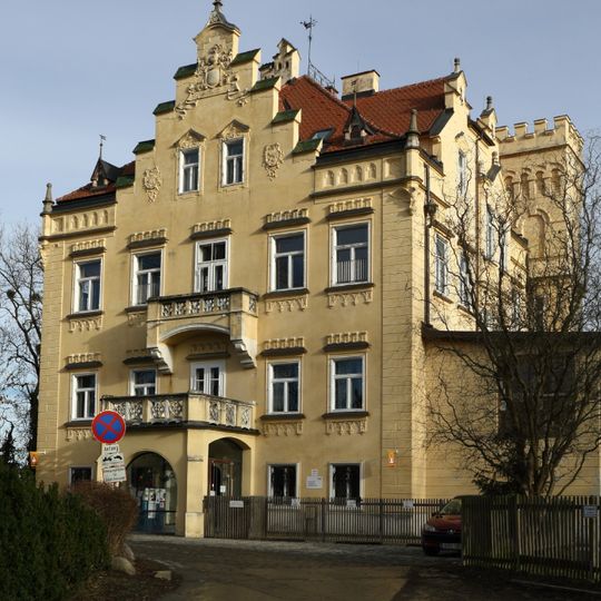 Kindergarten, Schloss Lustbühel mit Einfahrtstor