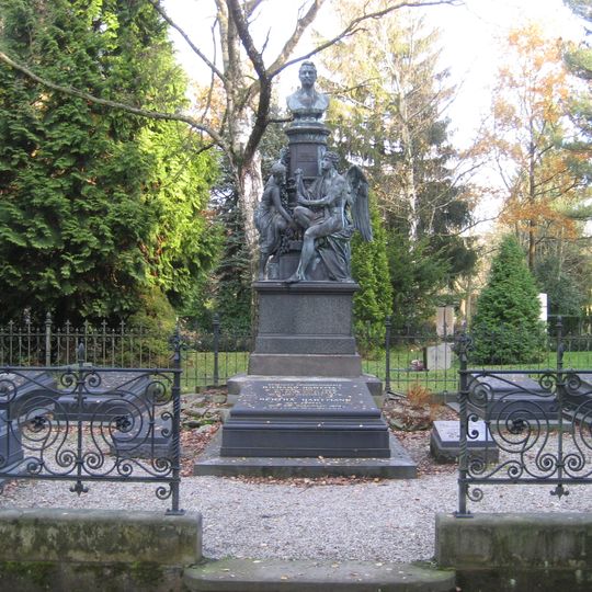 Aufbahrungshaus, Feierhalle, Friedhofsverwaltung, fünf Gefallenendenkmale, eine Gedenkstätte, usw. Wartburgstraße 47