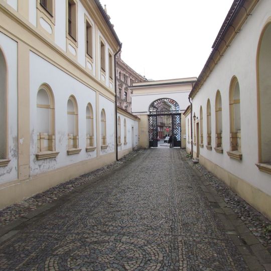 Niky v ambitu kostela Nanebevzetí Panny Marie