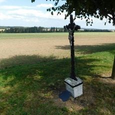 Kříž u silnice mezi Loktem a Kačerovem