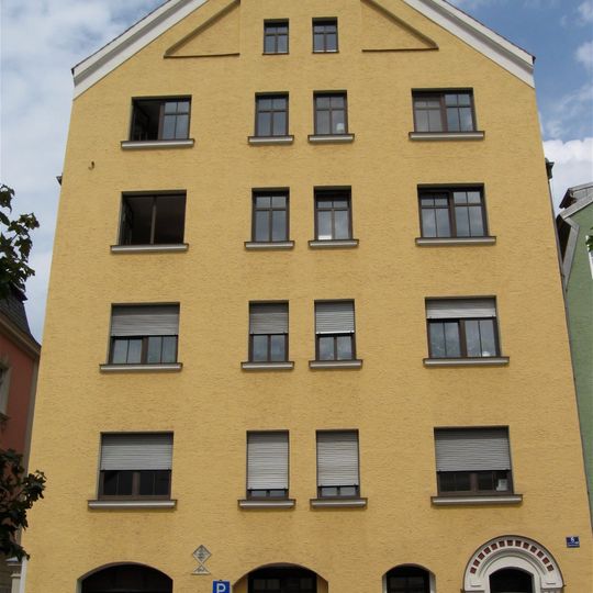 Ehemaliges Beamtenwohnhaus für das benachbarte Gerichtsgebäude, auf den Grundmauern der ehemaligen Franziskanerkirche, 1650–53