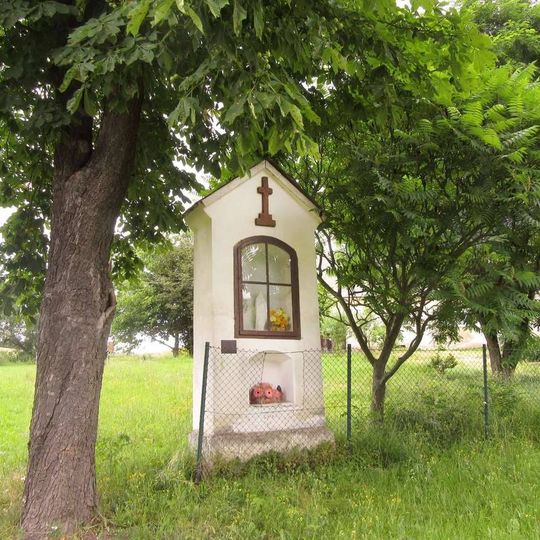 Kaplička v Rychnově na Moravě u silnice