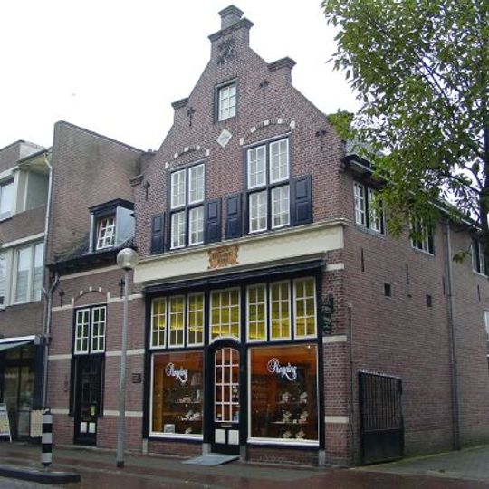 Voormalige drogisterij met woonhuis