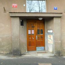 Pamětní deska Jiřího Kříže na domě Jaurisova 1468/5 v Nuslích