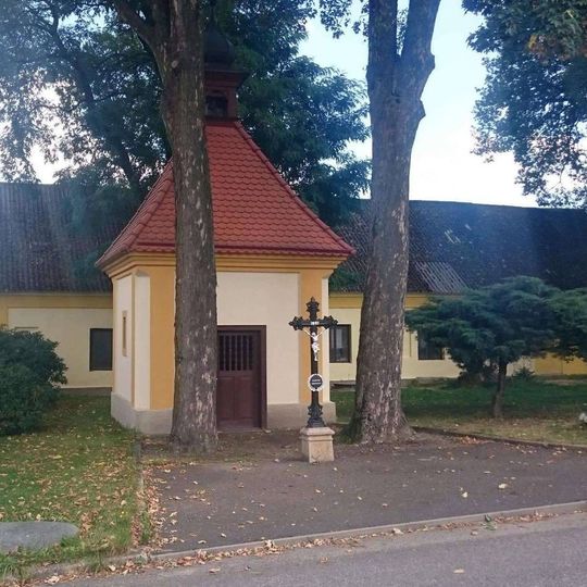 Kříž před kaplí v Krátošicích