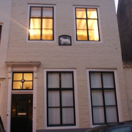 Huis met geverfde lijstgevel
