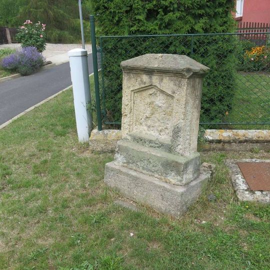 Podstavec ulomeného kříže v Mostecké ulici ve Vtelně