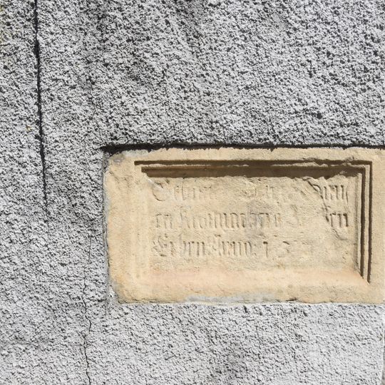 Sandsteintafel mit Bauinschrift und Wappenrelief