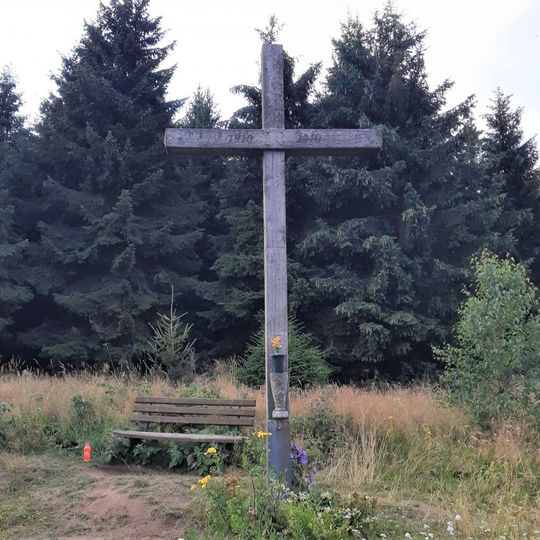 Kříž u cesty z Dlouhé Louky na Vlčí horu