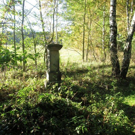 Kříž jižně od Zahrádky u rozcestí