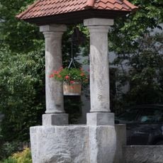 Ziehbrunnen mit zwei Steinsäulen